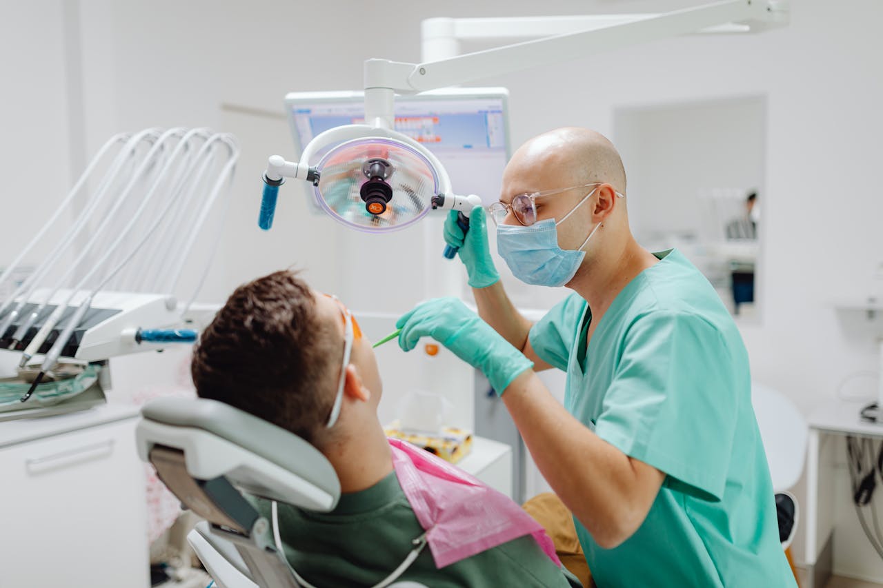 clínica dental moderna en Valencia con pacientes y equipo odontológico profesional